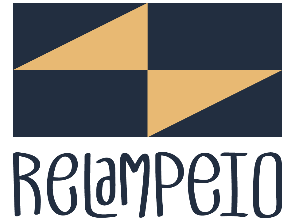 Logo colorida do Relampeio, composta por dois triângulos retângulos amarelos, na horizontal e encostados pelo seu ângulo reto, em um fundo azul acinzentado.
